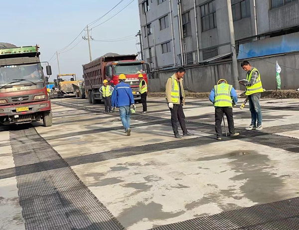 沙湖镇老材料的新故事：玻璃纤维土工格栅如何在‘白改黑’浪潮中重获新生？